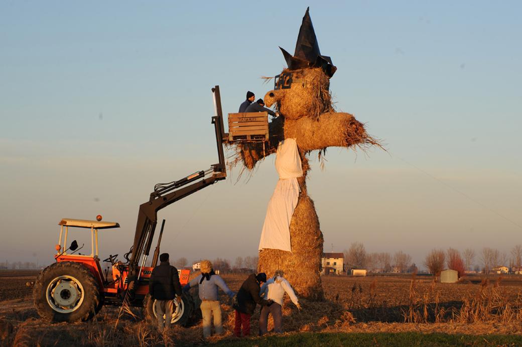 San Matteo della Decima, il rogo delle Befane Giganti San Matteo della Decima, il rogo delle Befane Giganti
