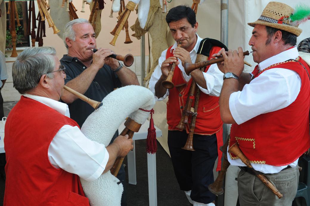 Il paese delle zampogne: l'invasione musicale di Acquafondata Il paese delle zampogne: l'invasione musicale di Acquafondata