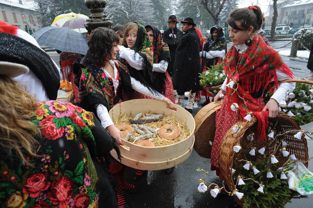 I Pasquali di Bormio: la sfilata dei reparti I Pasquali di Bormio: la sfilata dei reparti