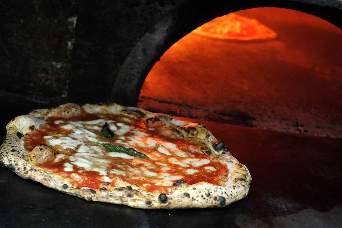 Antica Pizzeria Da Michele, un must napoletano, forte e identitario.