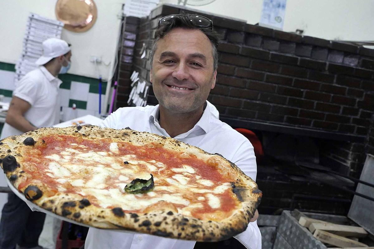 Antica Pizzeria Da Michele, un must napoletano, forte e identitario. Antica Pizzeria Da Michele, un must napoletano, forte e identitario.