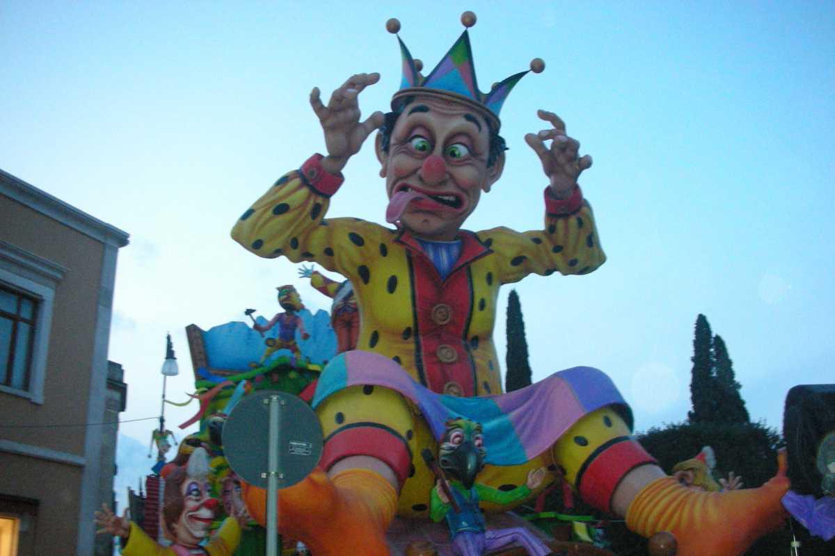 Carnevale di Putignano: i carri allegorici e il rito delle Propaggini Carnevale di Putignano: i carri allegorici e il rito delle Propaggini