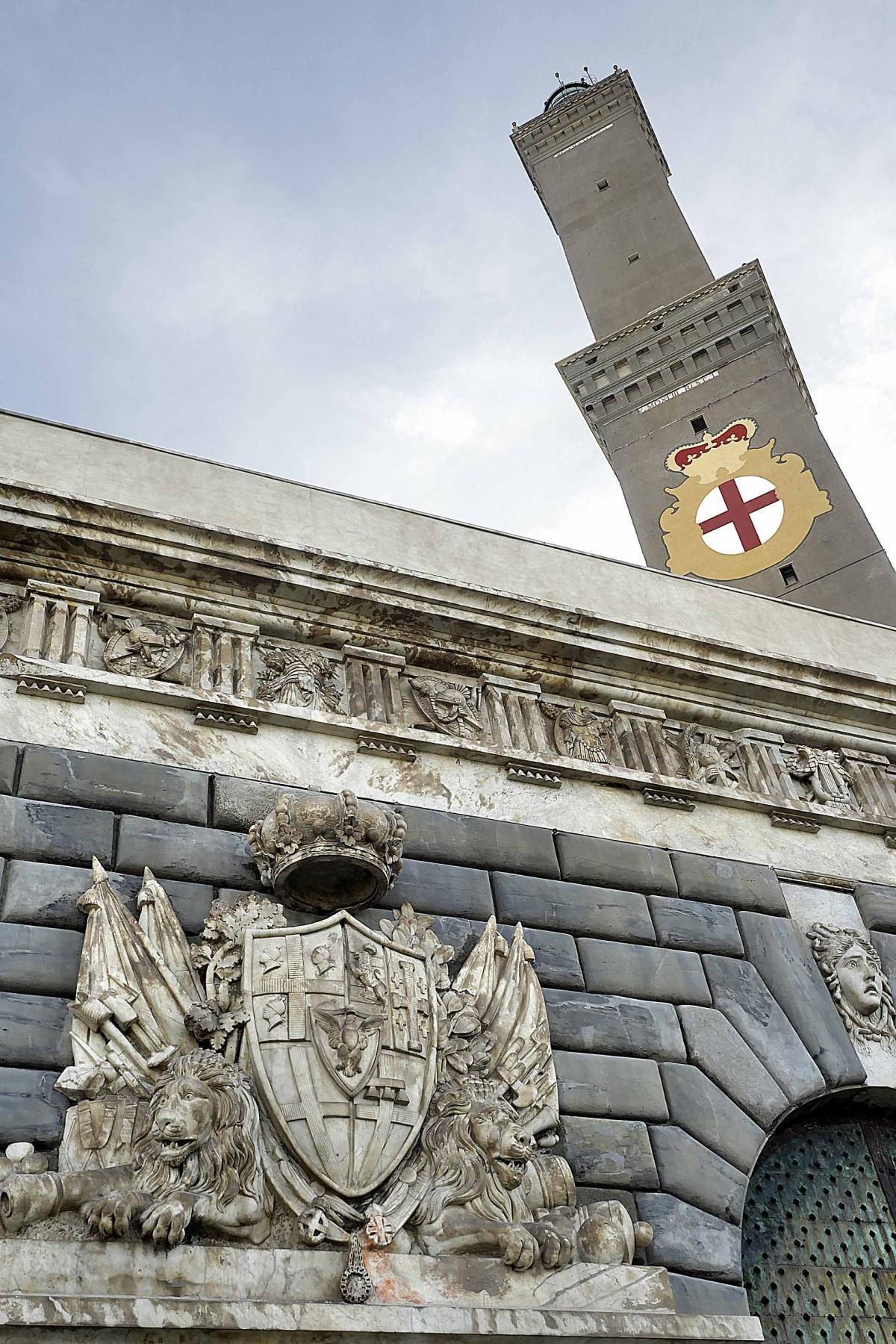 La Lanterna di Genova e il profilo del porto La Lanterna di Genova e il profilo del porto