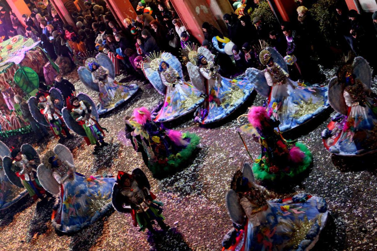 Il Carnevale di Cento e l'invasione dei giganti di cartapesta Il Carnevale di Cento e l'invasione dei giganti di cartapesta