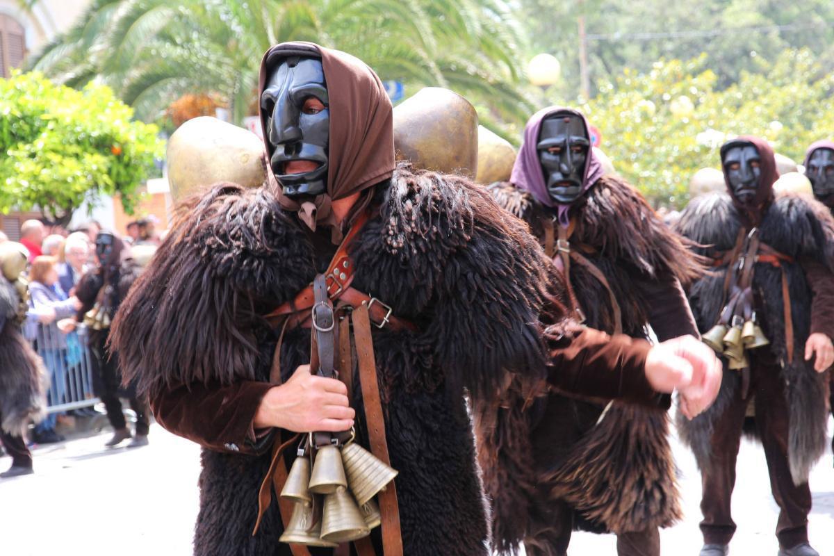 Carnevale di Mamoiada: il passo cupo dei Mamuthones