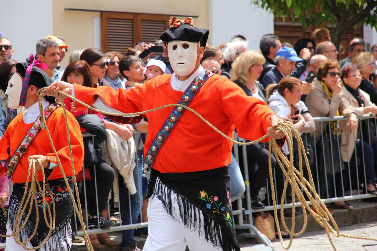 Carnevale di Mamoiada: il passo cupo dei Mamuthones Carnevale di Mamoiada: il passo cupo dei Mamuthones