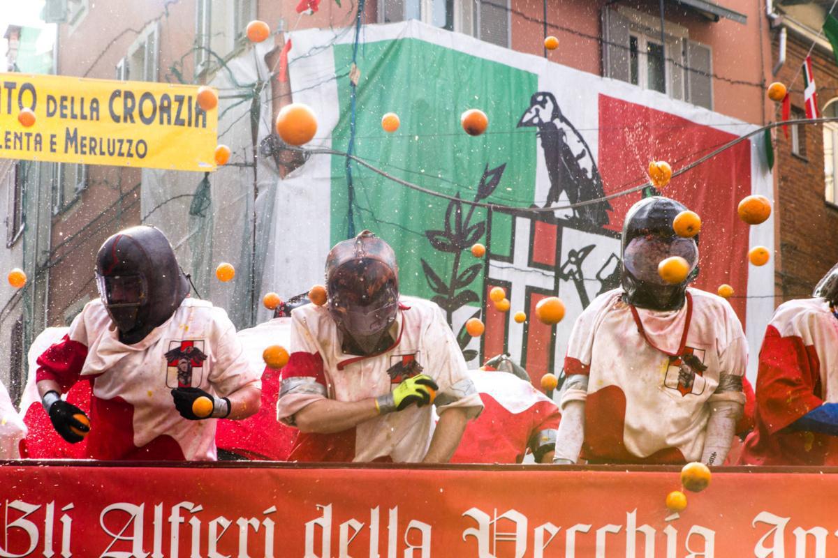 Lo Storico Carnevale di Ivrea e la battaglia delle arance Lo Storico Carnevale di Ivrea e la battaglia delle arance