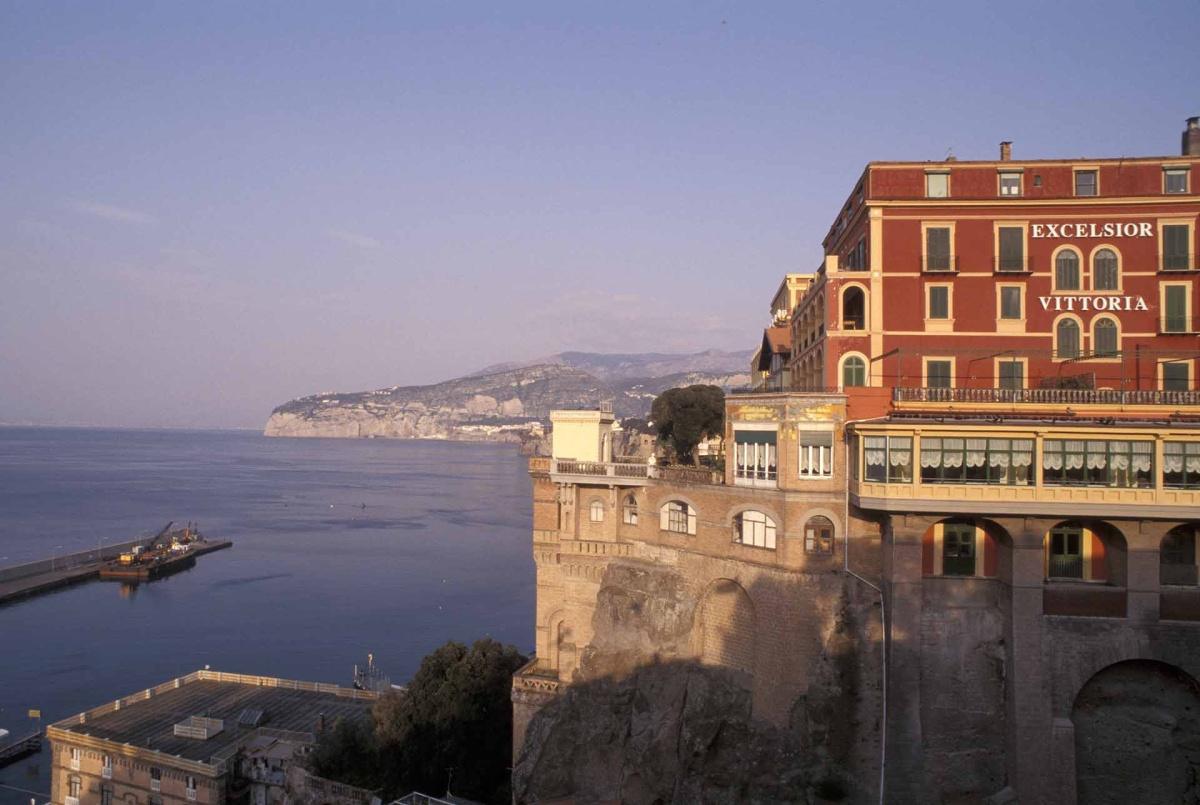 Grand Hotel Excelsior Vittoria: la melodia sospesa sul Golfo