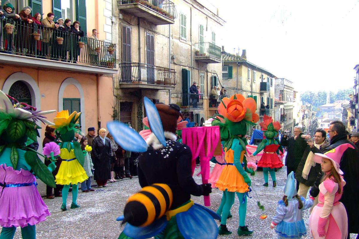 Carnevale di Ronciglione: dalle Corse a Vuoto al rito dei Nasi Rossi