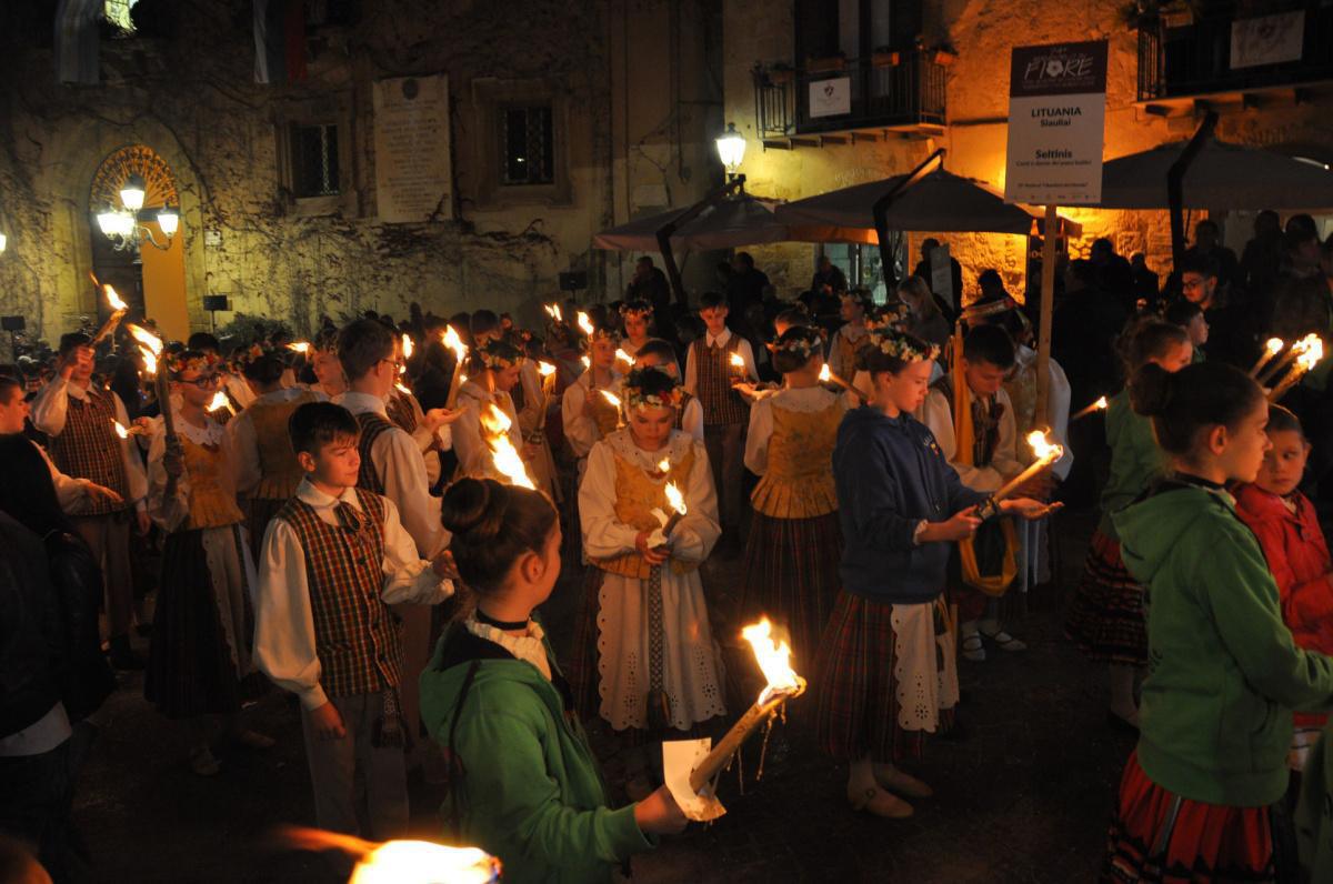 Festa del Mandorlo in Fiore: il risveglio bianco di Agrigento Festa del Mandorlo in Fiore: il risveglio bianco di Agrigento