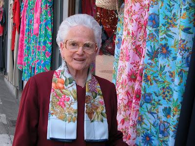 Maria Lampo: forbici veloci e lino nel cuore di Positano Maria Lampo: forbici veloci e lino nel cuore di Positano