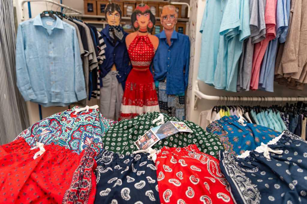 Maria Lampo: forbici veloci e lino nel cuore di Positano Maria Lampo: forbici veloci e lino nel cuore di Positano