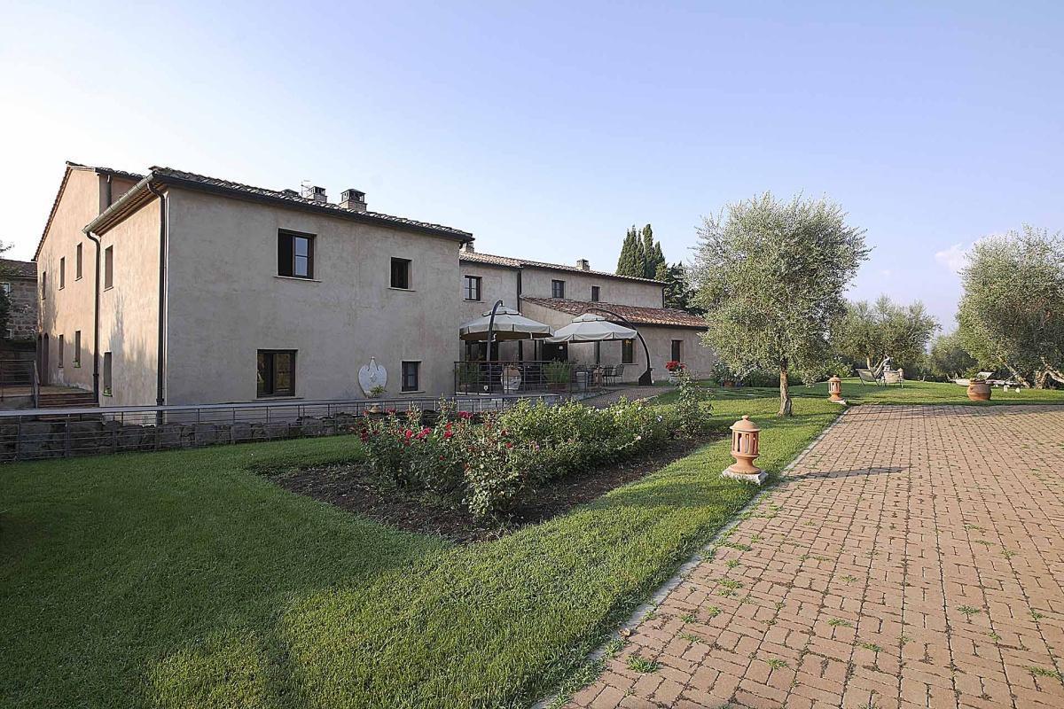 Sovana Hotel & Resort: il riposo tra i giardini della città del tufo Sovana Hotel & Resort: il riposo tra i giardini della città del tufo