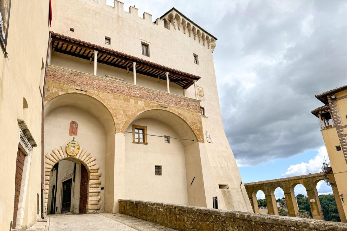 Palazzo Orsini: la fortezza rinascimentale sospesa sul tufo Palazzo Orsini: la fortezza rinascimentale sospesa sul tufo