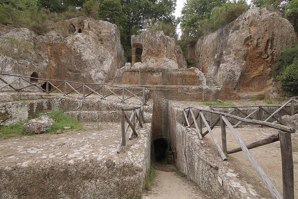 Necropoli di Sovana: l’architettura dei re e i misteri della Vie Cave