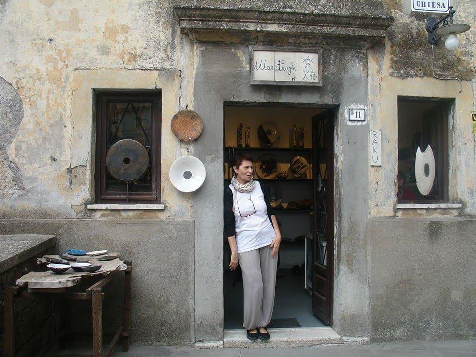 Mara Funghi: la metamorfosi della terra nel segno del raku Mara Funghi: la metamorfosi della terra nel segno del raku