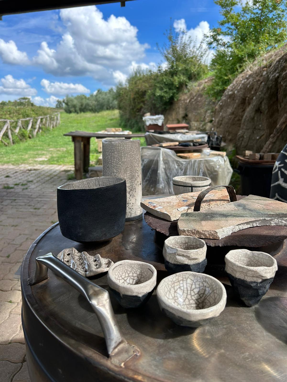 Mara Funghi: la metamorfosi della terra nel segno del raku Mara Funghi: la metamorfosi della terra nel segno del raku