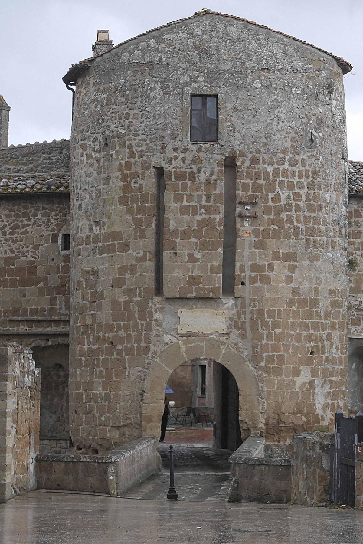 Fortezza Orsini: il gigante di pietra che domina Sorano Fortezza Orsini: il gigante di pietra che domina Sorano