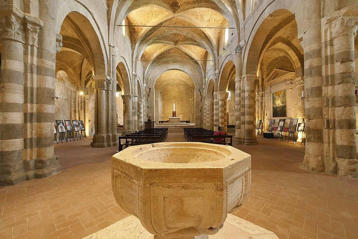 Duomo di Sovana: la solennità del tufo tra romanico e gotico