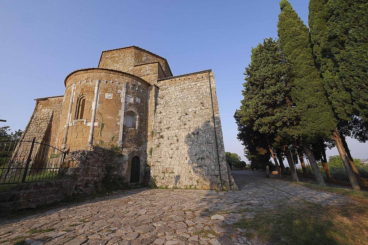 Duomo di Sovana: la solennità del tufo tra romanico e gotico Duomo di Sovana: la solennità del tufo tra romanico e gotico