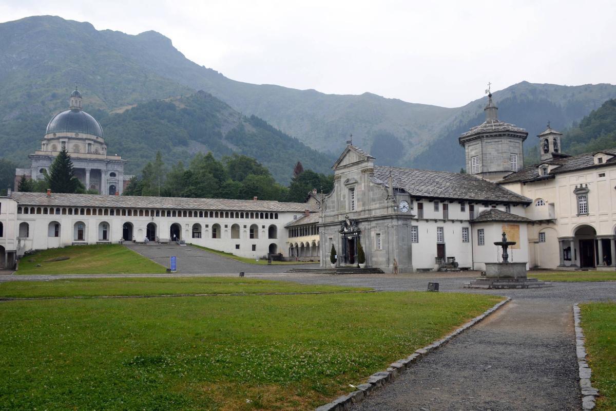 Il Santuario di Oropa tra le nuvole delle Alpi Biellesi