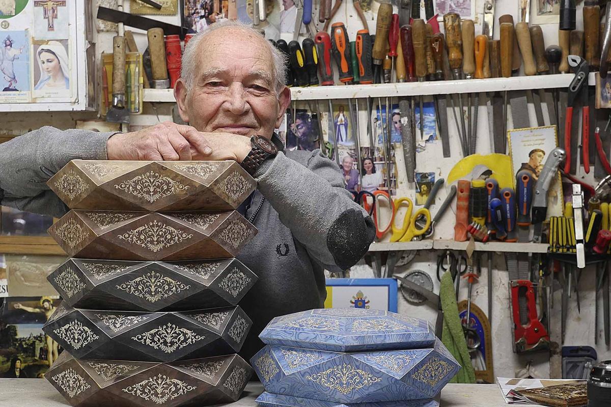 Salvatore Gargiulo: l’arte della tarsia tra i vicoli di Sorrento Salvatore Gargiulo: l’arte della tarsia tra i vicoli di Sorrento