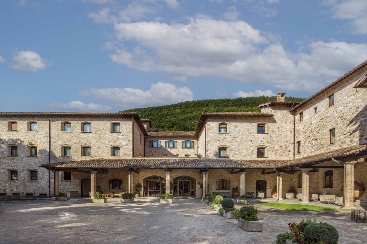 Park Hotel ai Cappuccini: il silenzio della pietra e il rito dell’acqua Park Hotel ai Cappuccini: il silenzio della pietra e il rito dell’acqua