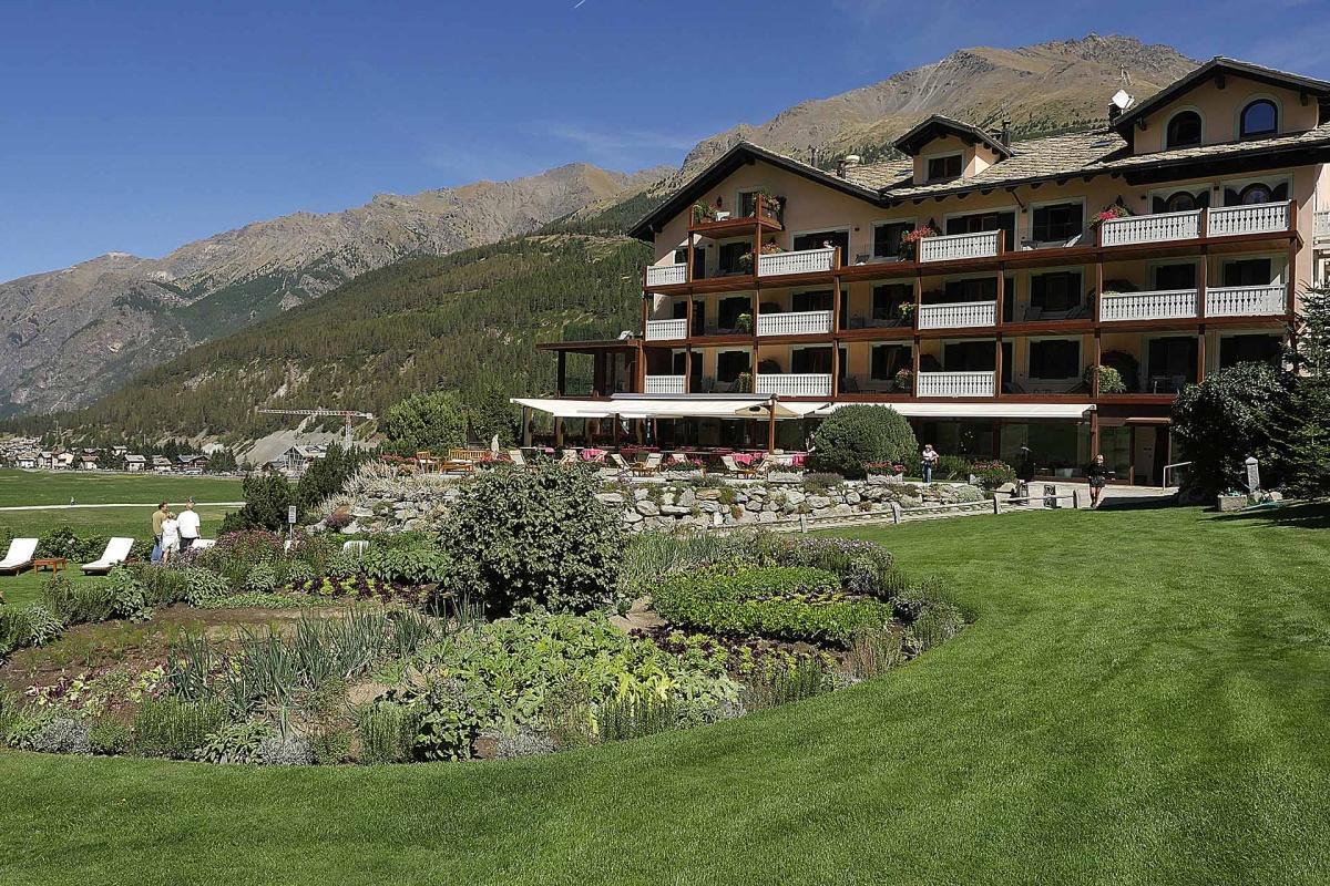 Hotel Bellevue - Anima di montagna sul prato di Sant’Orso Hotel Bellevue - Anima di montagna sul prato di Sant’Orso