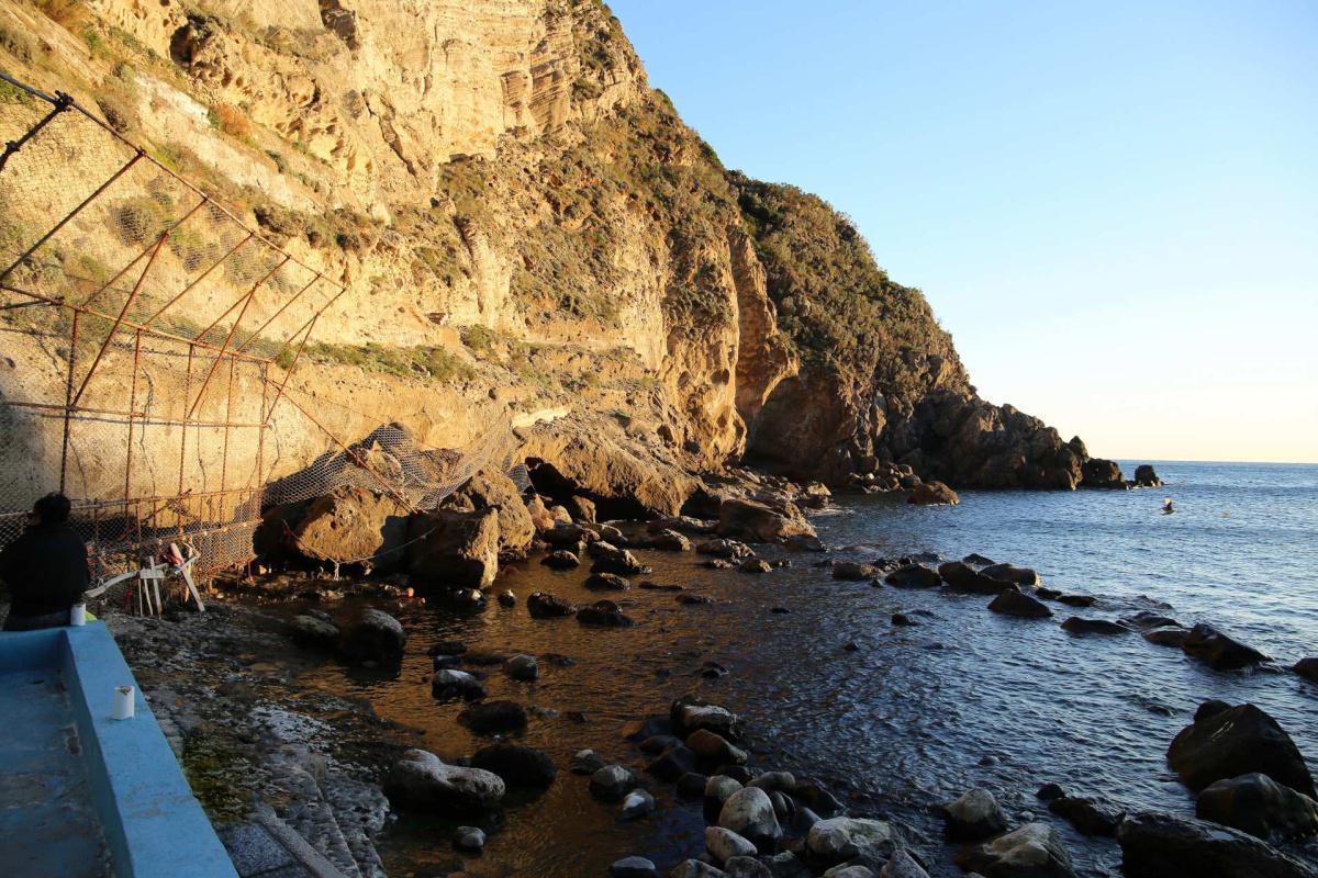 L'abbraccio termale della Baia di Sorgeto a Ischia