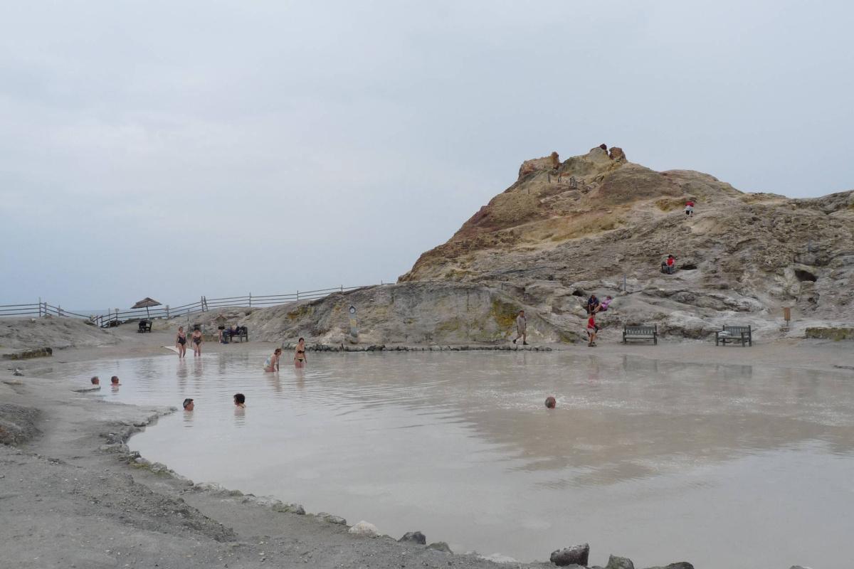 Pozza dei Fanghi a Vulcano: argille termali e fumarole solfuree