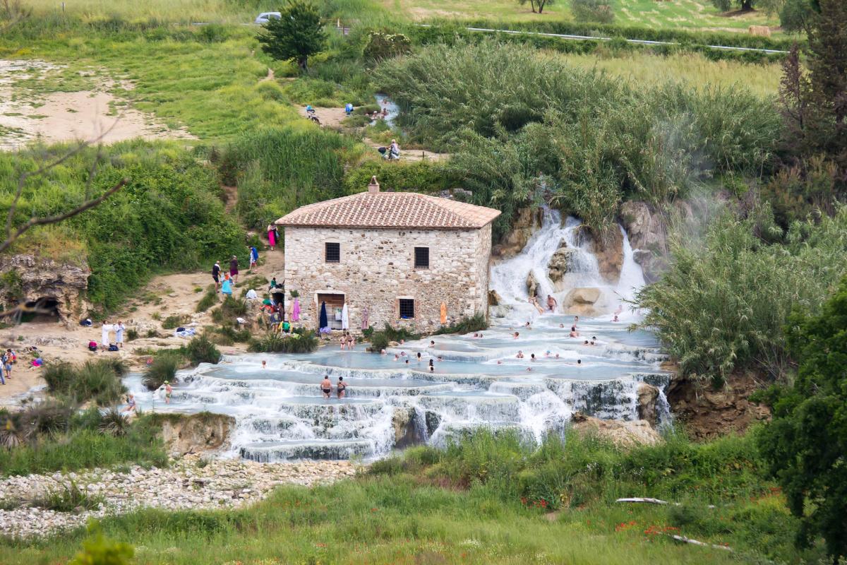 Le Cascate del Mulino di Saturnia: il rito dell'acqua libera Le Cascate del Mulino di Saturnia: il rito dell'acqua libera