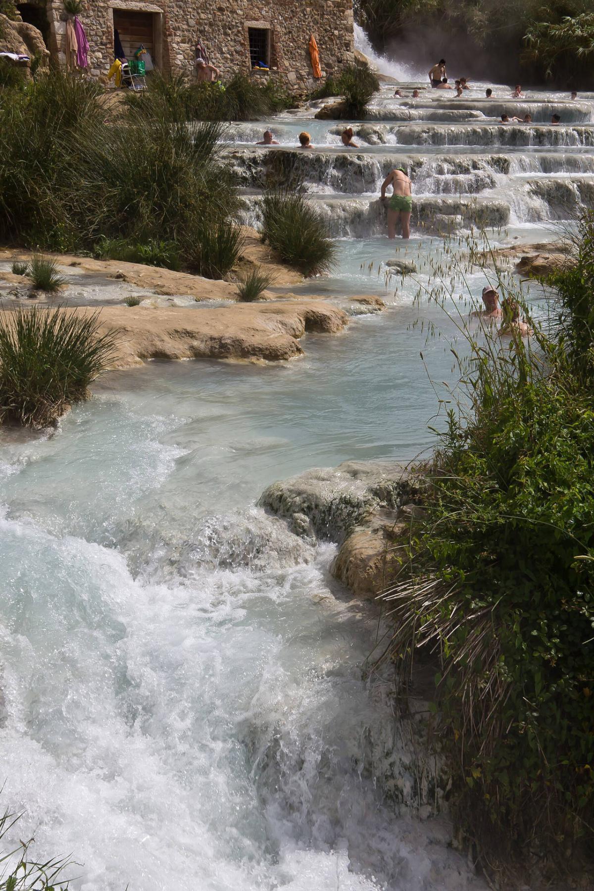 Le Cascate del Mulino di Saturnia: il rito dell'acqua libera Le Cascate del Mulino di Saturnia: il rito dell'acqua libera