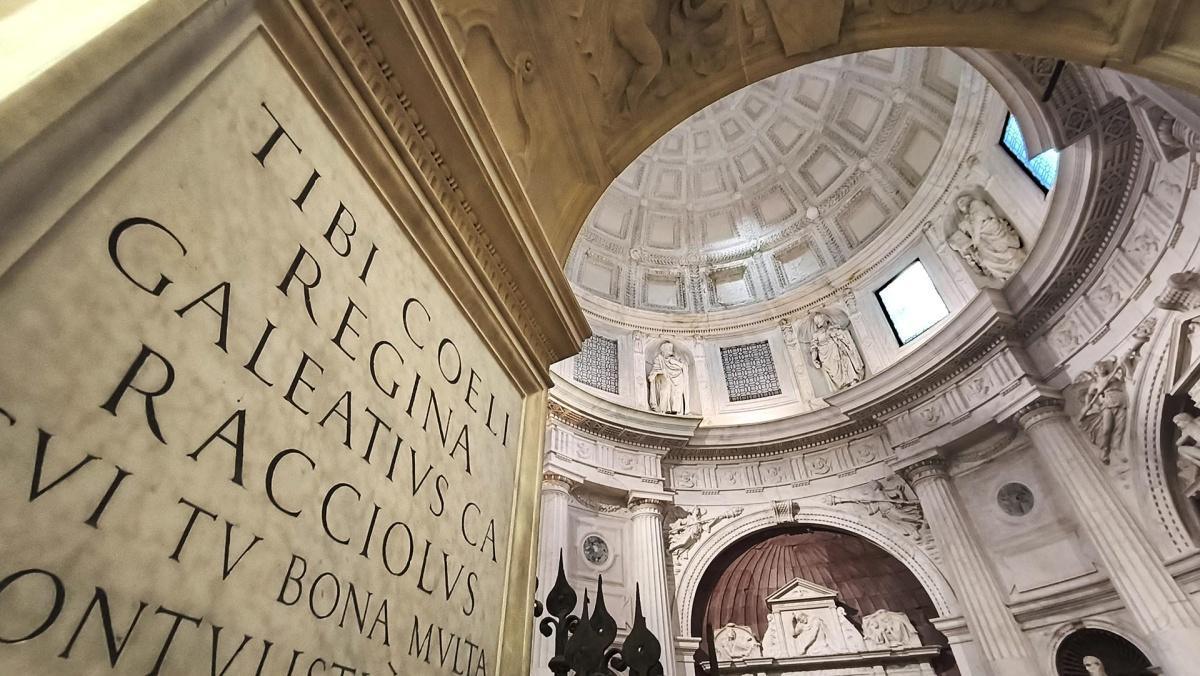 San Giovanni a Carbonara: il pantheon angioino sospeso su Napoli