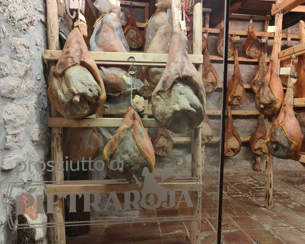 Il Prosciutto di Pietraroja e l’arte della stagionatura naturale Il Prosciutto di Pietraroja e l’arte della stagionatura naturale