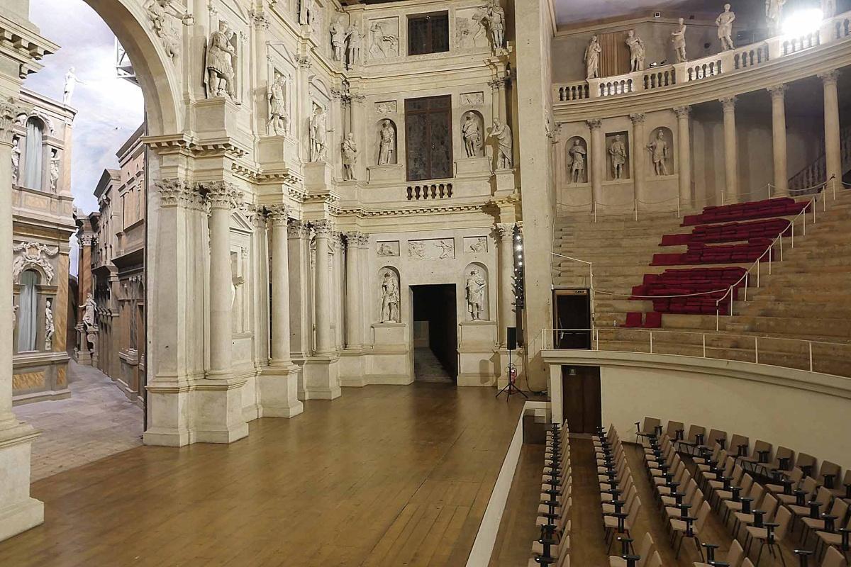 Teatro Olimpico di Vicenza - l’ultimo capolavoro di Palladio. Teatro Olimpico di Vicenza - l’ultimo capolavoro di Palladio.