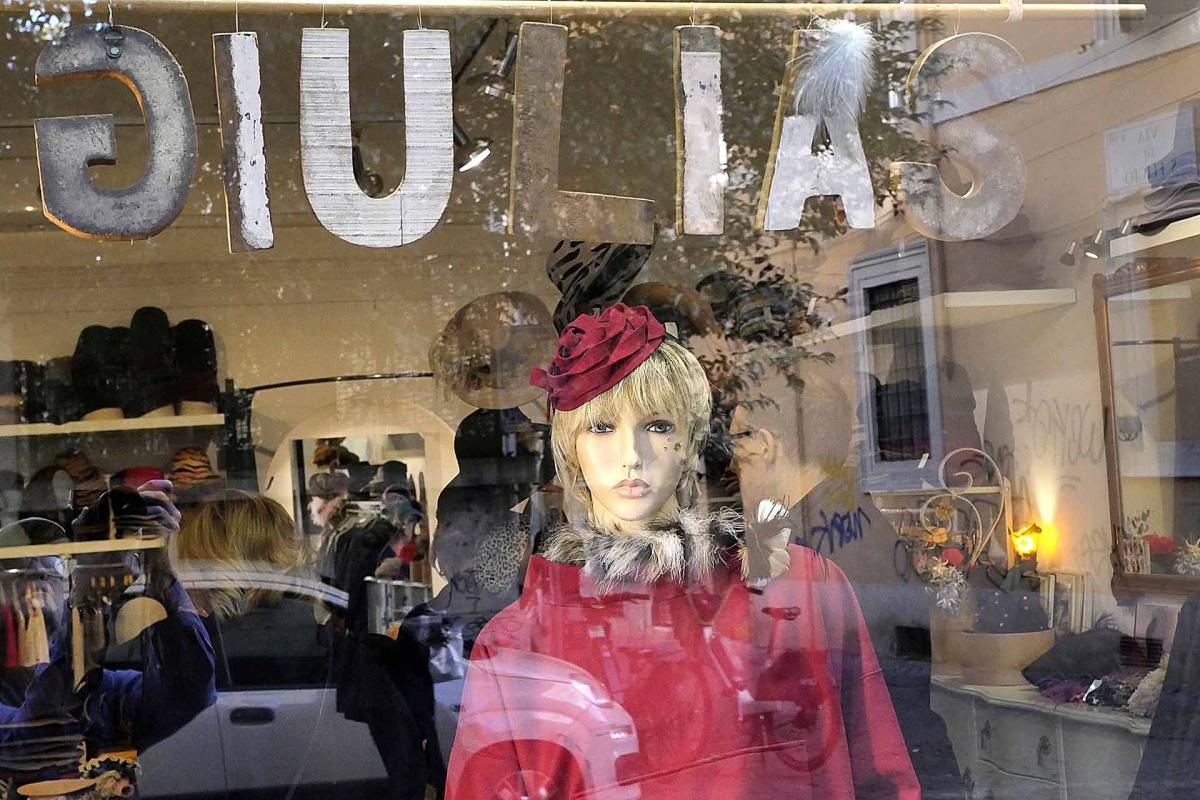 Giulia’s a Roma - l’arte del cappello tra scena e realtà Giulia’s a Roma - l’arte del cappello tra scena e realtà