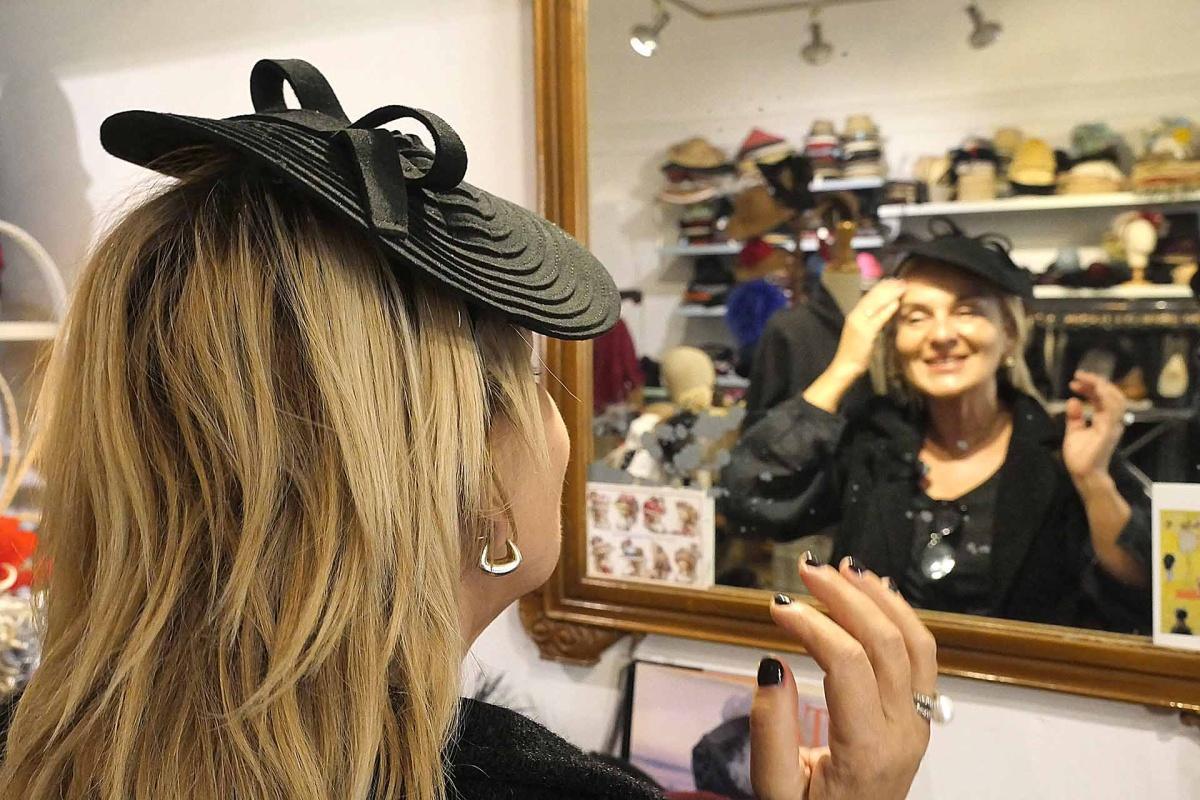 Giulia’s a Roma - l’arte del cappello tra scena e realtà Giulia’s a Roma - l’arte del cappello tra scena e realtà