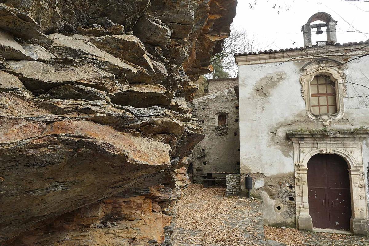 La chiesa della Madonna delle Timpe - strapiombi, silenzi ed eremiti