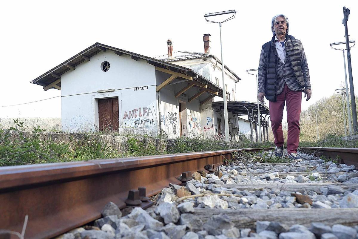 La stazione ferroviaria di Bianchi – irreale solitudine e il senso dell’attesa