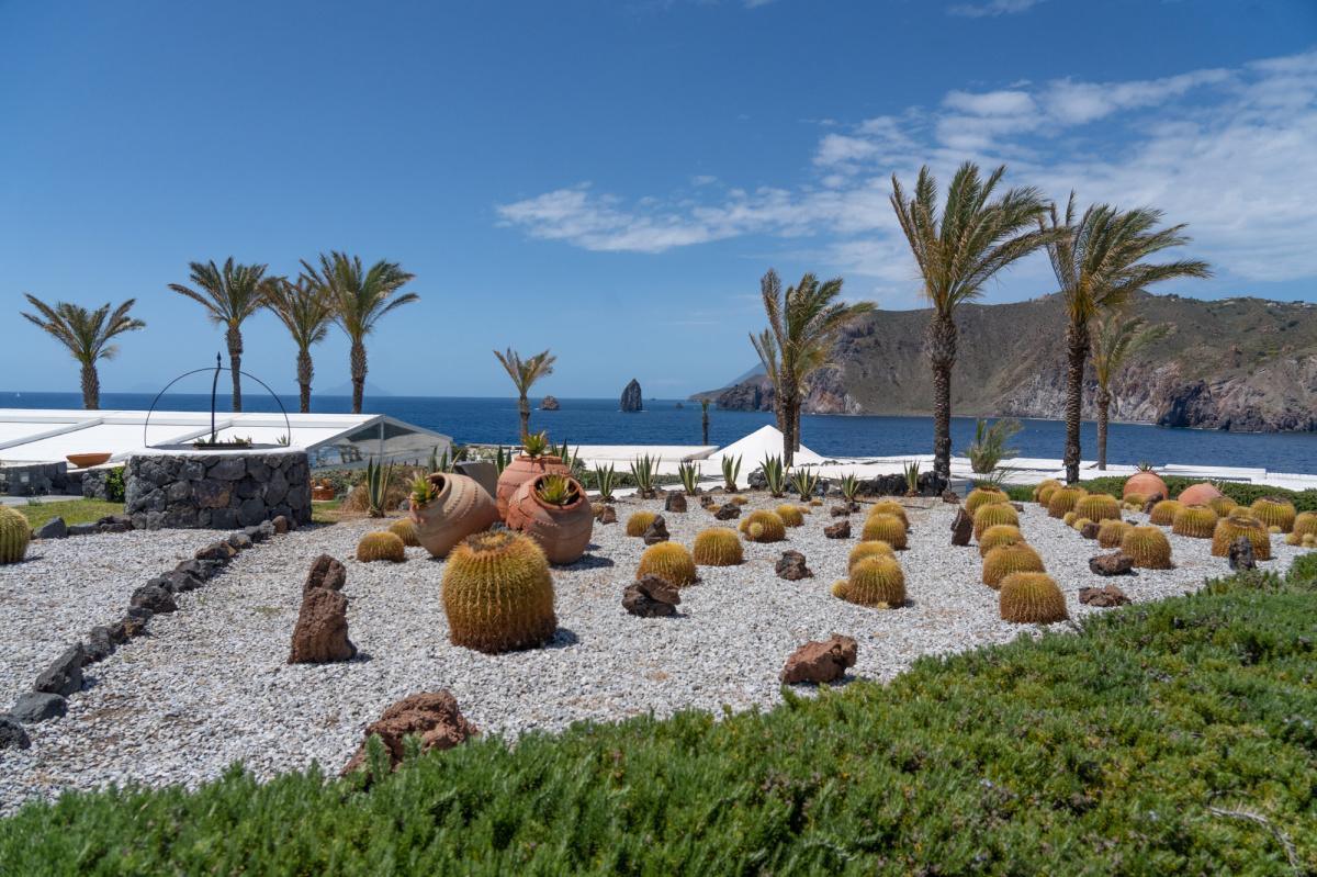 Therasia Resort Sea & Spa – Vulcano tra mare e pietra lavica