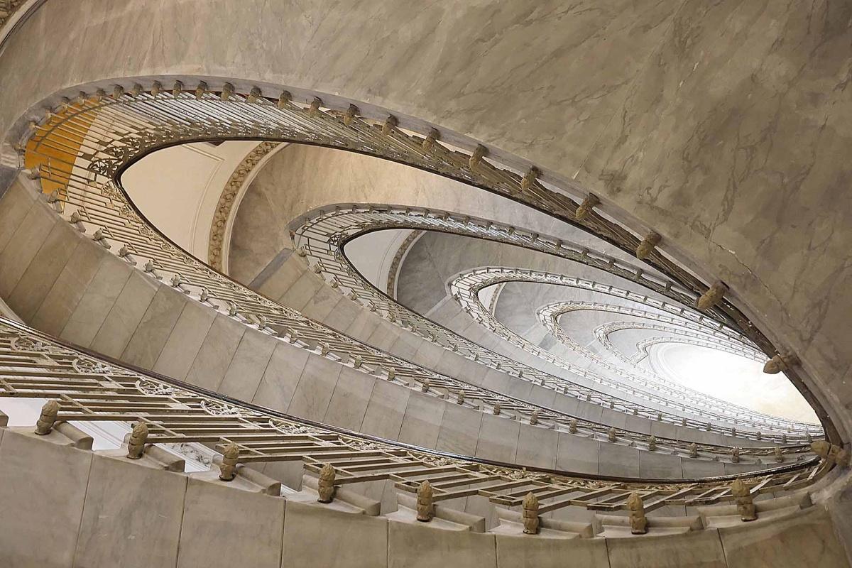 Palazzo Mannajuolo a Napoli - la scala ellissoidale Palazzo Mannajuolo a Napoli - la scala ellissoidale