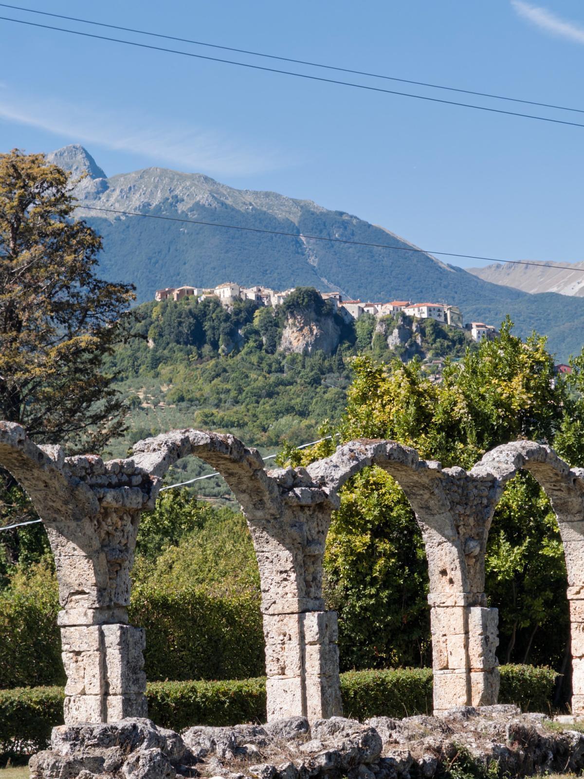 Molise, terra di passaggi: tratturi, borghi e montagne Molise, terra di passaggi: tratturi, borghi e montagne