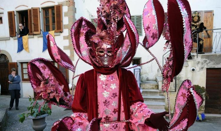 Castiglion Fibocchi, i figli di Bocco e le maschere barocche