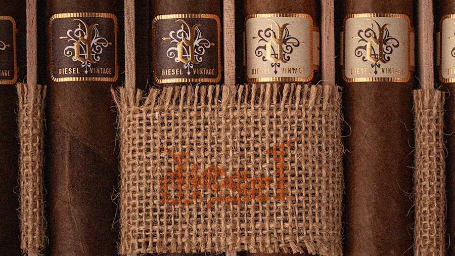 En 2009, se le pidió a AJ Fernandez que creara un cigarro audaz, sin complejos y que superara los límites. En 2009, se le pidió a AJ Fernandez que creara un cigarro audaz, sin complejos y que superara los límites.