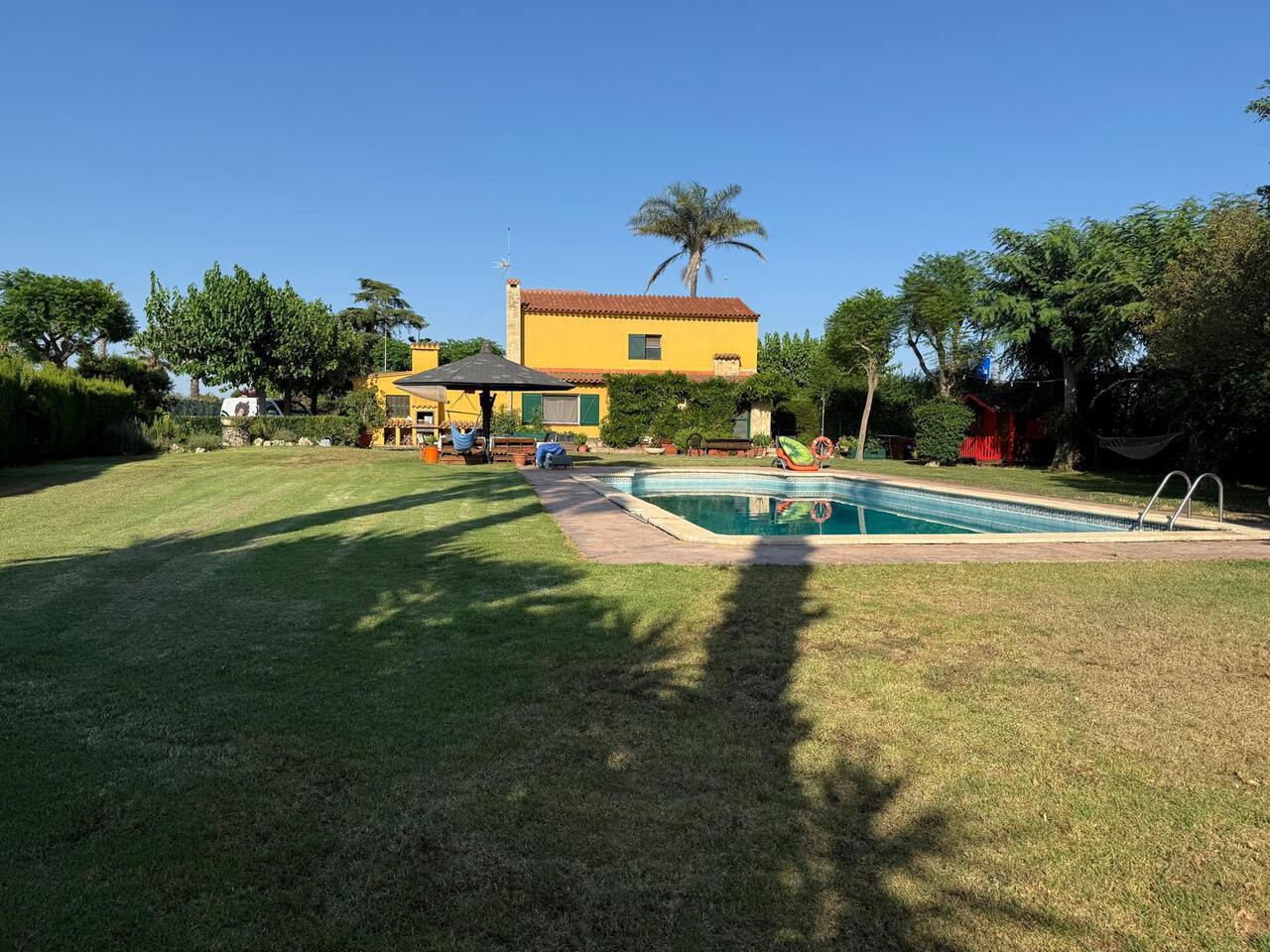 Un ampli jardí amb piscina