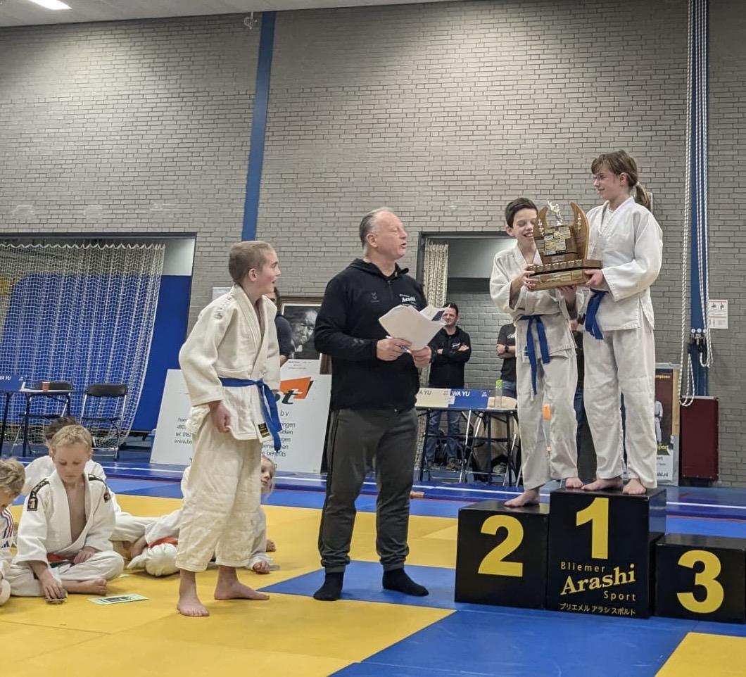 Broer en zus Van de Weijer pakken sportprijs Arashi Broer en zus Van de Weijer pakken sportprijs Arashi