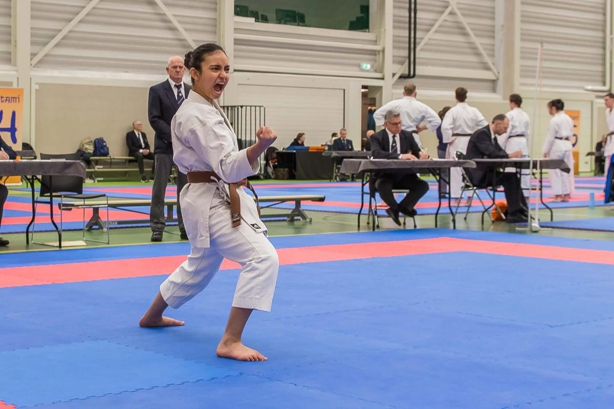 14-jarige Adelia van Teteringense karateschool behaalt Zwarte Band