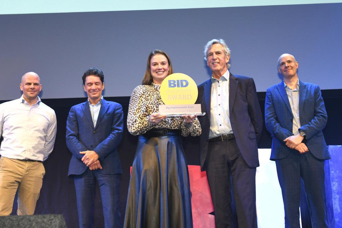 Bredata wint de award voor ‘Meest Positieve Overheidsorganisatie' Bredata wint de award voor ‘Meest Positieve Overheidsorganisatie'