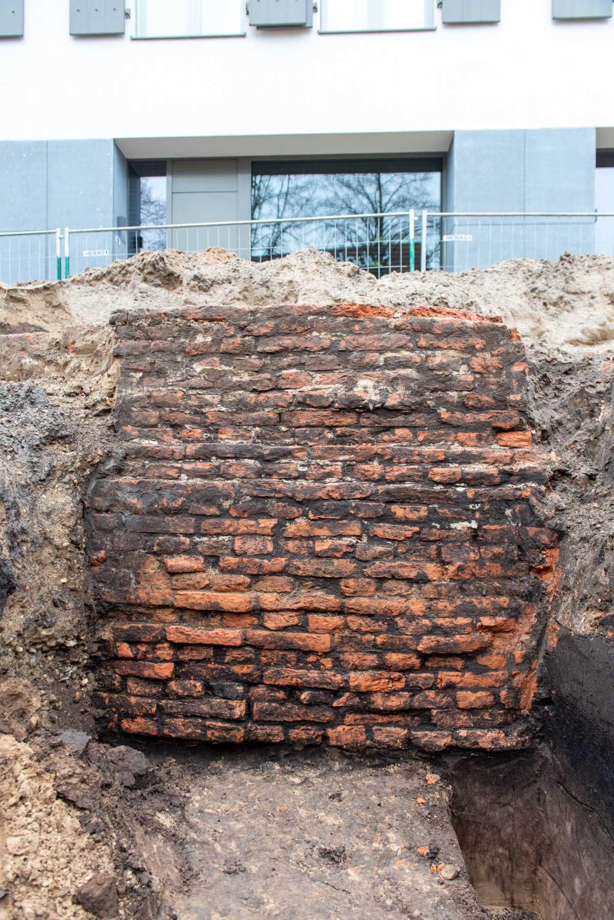 Archeologen ontdekken middeleeuwse toren bij graafwerkwerkzaamheden in Breda 