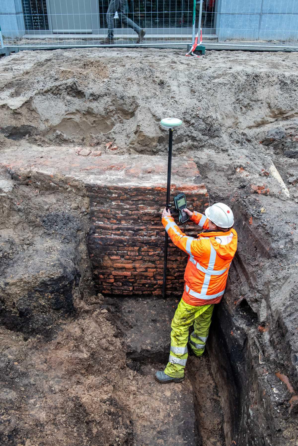 Archeologen ontdekken middeleeuwse toren bij graafwerkwerkzaamheden in Breda Archeologen ontdekken middeleeuwse toren bij graafwerkwerkzaamheden in Breda